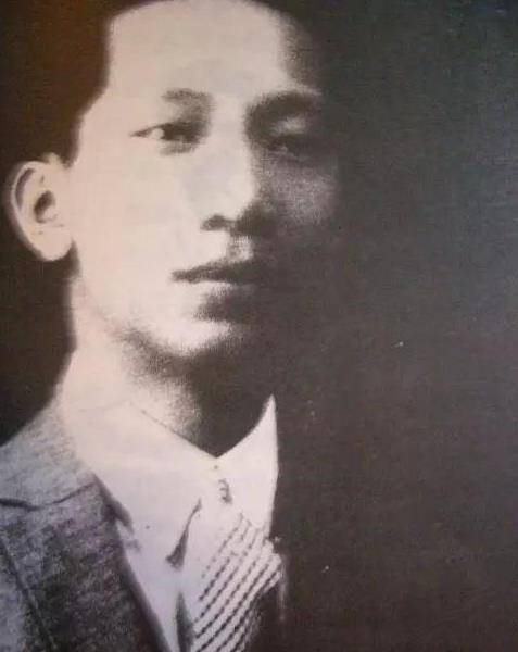 他叫李云泰,是个超级富二代,父亲是印度支那的房产开发商,据说在当地