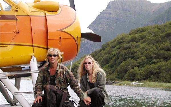 国外"护熊奇人"与女友伴熊13年,认为它有人性,被熊双双吃掉_提摩西·