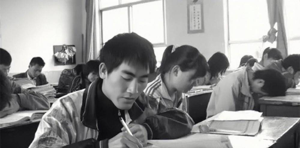 和疯娘住猪圈,背疯娘上学的刘秀祥,却拒绝50万年薪,现在怎样?