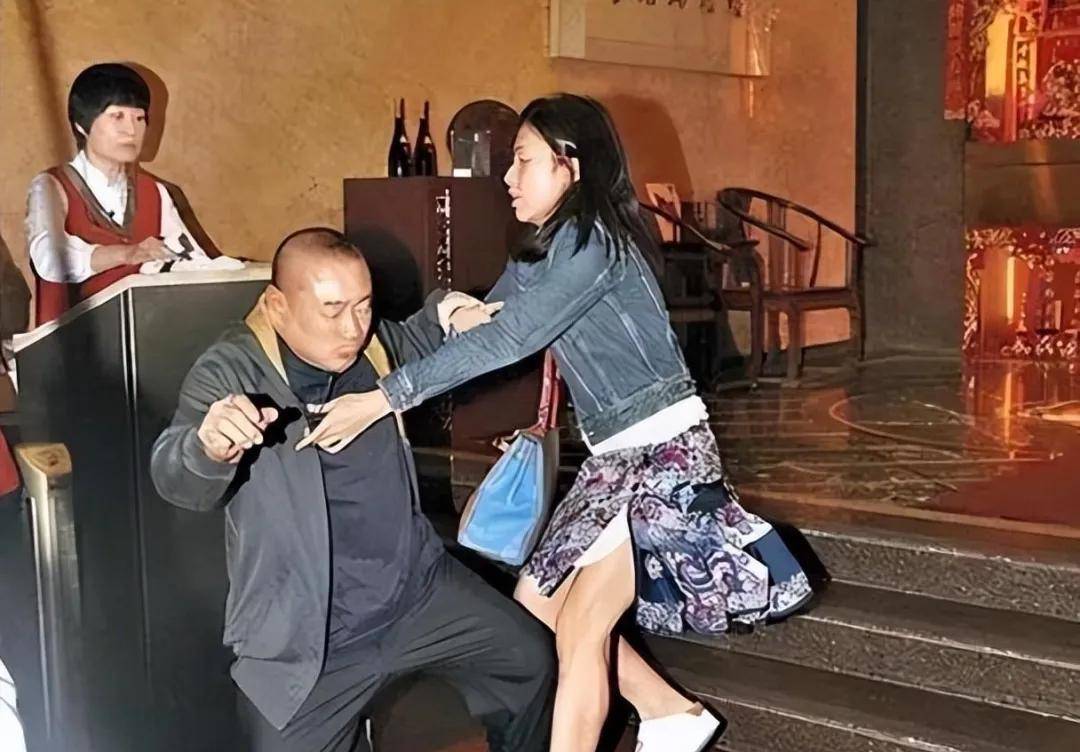 她布局15年,分走刘銮雄七百亿身家后原形毕露,网友直呼手段高明_甘比