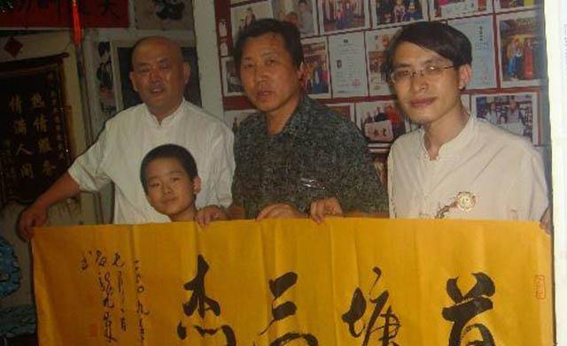 2008年,年仅8岁的何世龙受邀来到人民大会堂,当众表演书法艺术,彻底