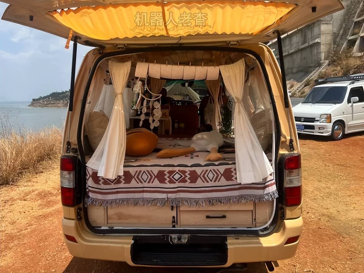 女生版旅居车来了,金杯大面包改装温馨露营车,diy床车自驾游