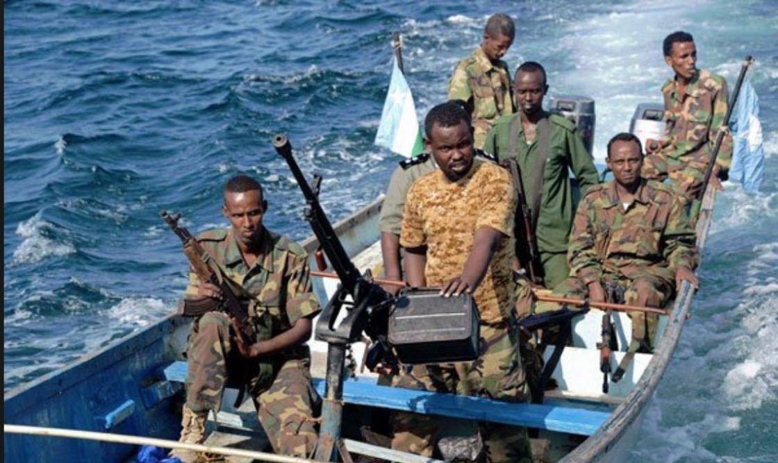 中国船员勇斗索马里海盗:手无寸铁打退三波进攻,他们怎么做到的