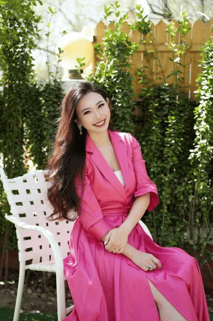 董思阳:董思阳认为世界第一夫人不仅是贤内助更将优雅与智慧融于一身