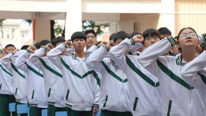 "高考落榜生"曹晓洁:复读385分读专科,没毕业就被3家公司争抢