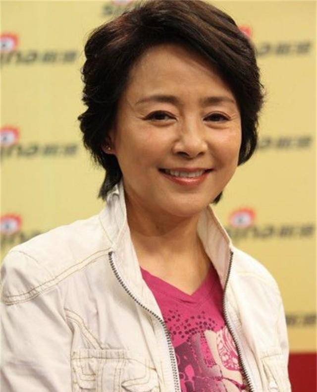 "弃夫出国",单身31年无子女,凭《庐山恋》爆红的张瑜近况如何_汪嘉伟