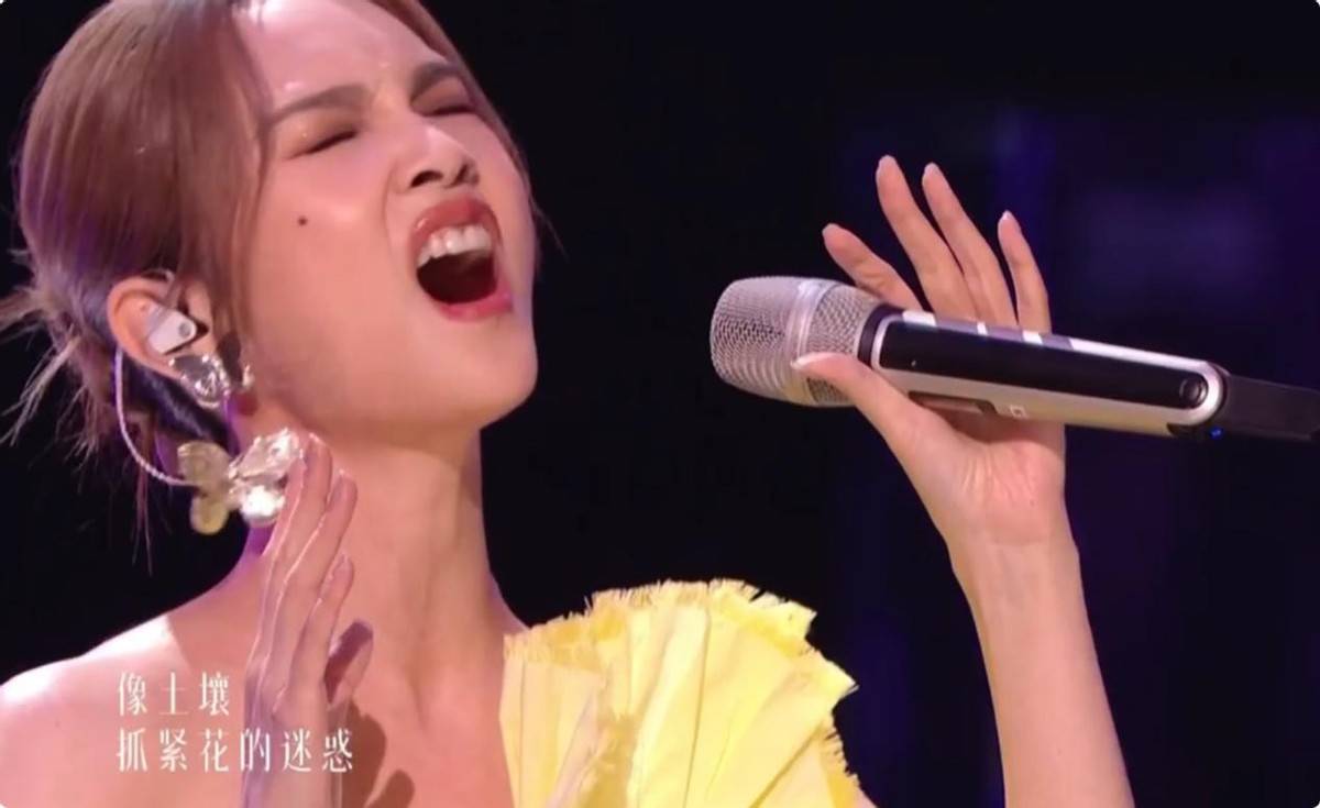 表现拖垮整个节目,《歌手》这3位"败笔"歌手,让人听着难受