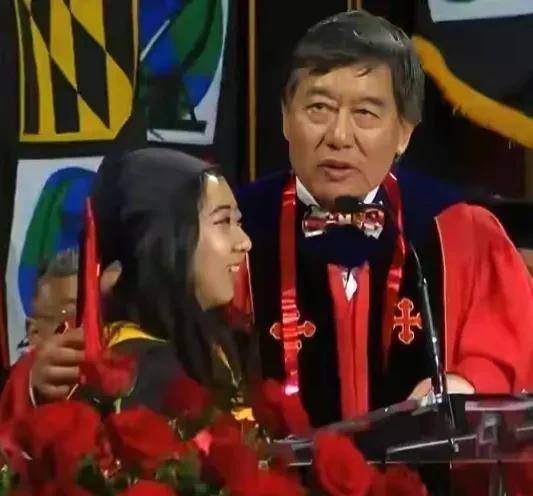 2017年,为拿美国绿卡背弃祖国的"空气香甜女"杨舒平,结局如何