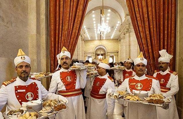 英国的顶级御宴:4千多件银餐具,上百名厨师,摆盘精准到毫米_国宴_国家