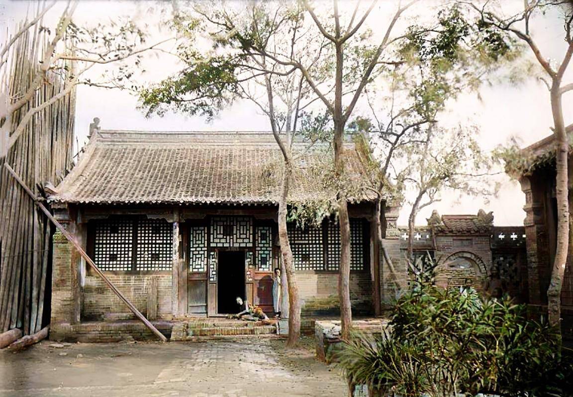 1910年的河南开封,卧龙宫变成了大杂院,龙亭大殿人迹罕至