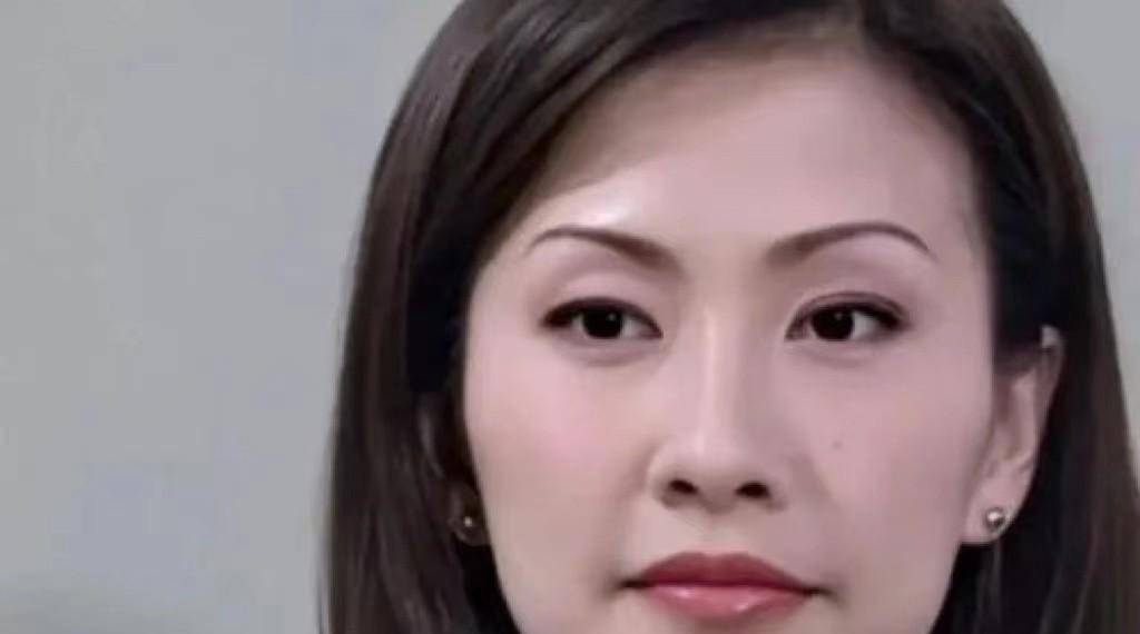 丈夫与闺蜜传绯闻,伏明霞转身举行婚礼,今一家五口出游生活幸福