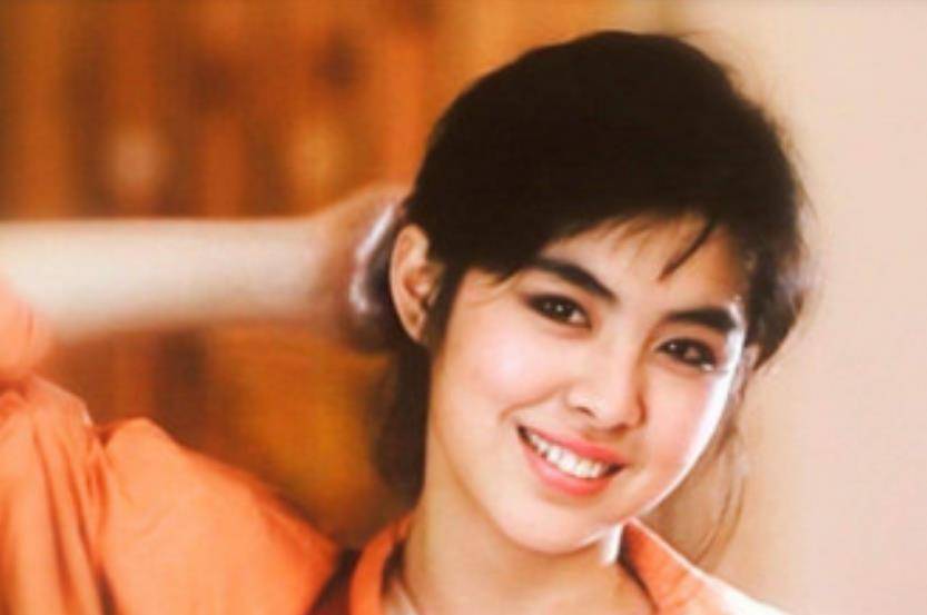 1992年,女神王祖贤回乡3件事:喝故乡酒,款待亲友,祭拜