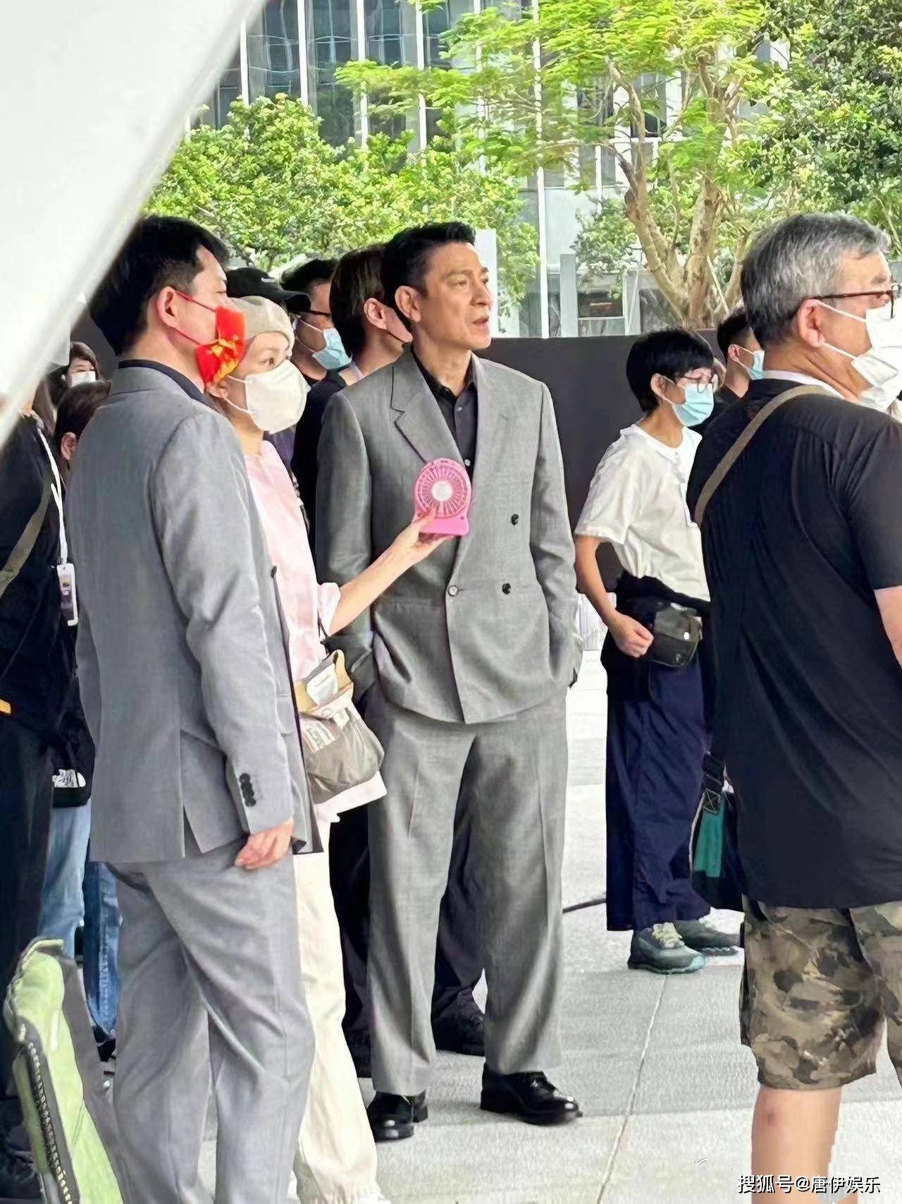 刘德华深圳拍广告,高温穿西装超敬业,63岁仍帅气不减!