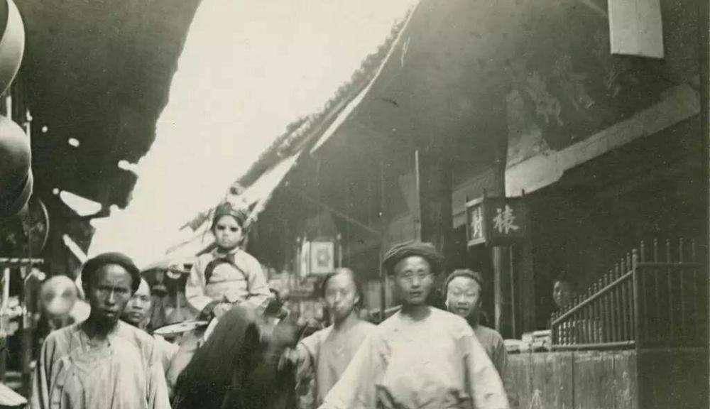 为祸川西的匪首黄光辉,贪恋美色致全家被杀,因粪坑太臭暴露被诛