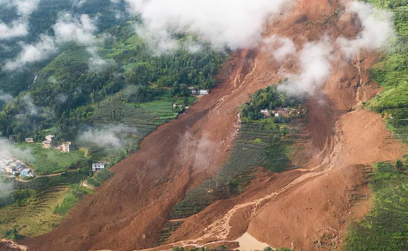 卢伟_铁轨_泥石流