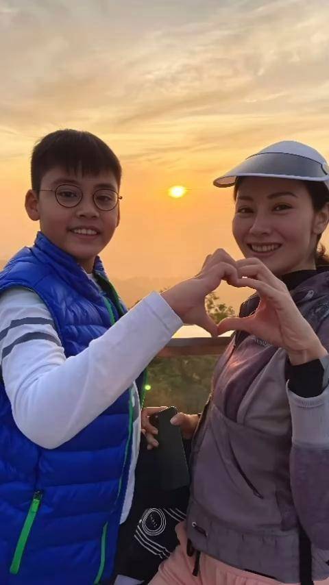 53岁李嘉欣与儿子近照曝光,许建彤被吐槽长残,没能继承母亲颜值