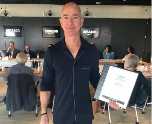 2006年湖南一女婴被抛弃,随后被世界首富收养,未来将继承3000亿