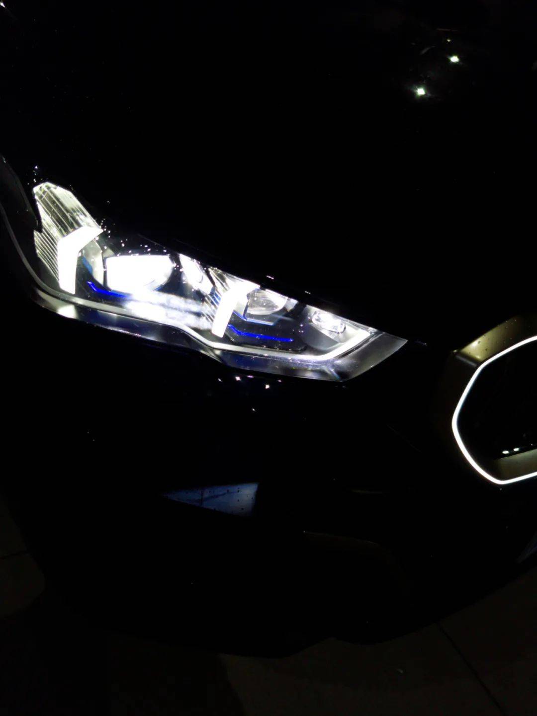 5系不错,我觉得,老款5系的尾灯和尾部确实比较经典,一直都是宝马的l型