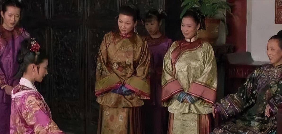 1908年,14岁女孩被卖到怡红院,老鸨嫌她丑,她却跪地磕头求收留