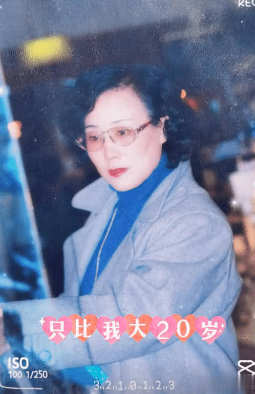 李静晒照庆母亲节,女儿读名校颜高,74岁妈年轻气质_家庭_照片_节日