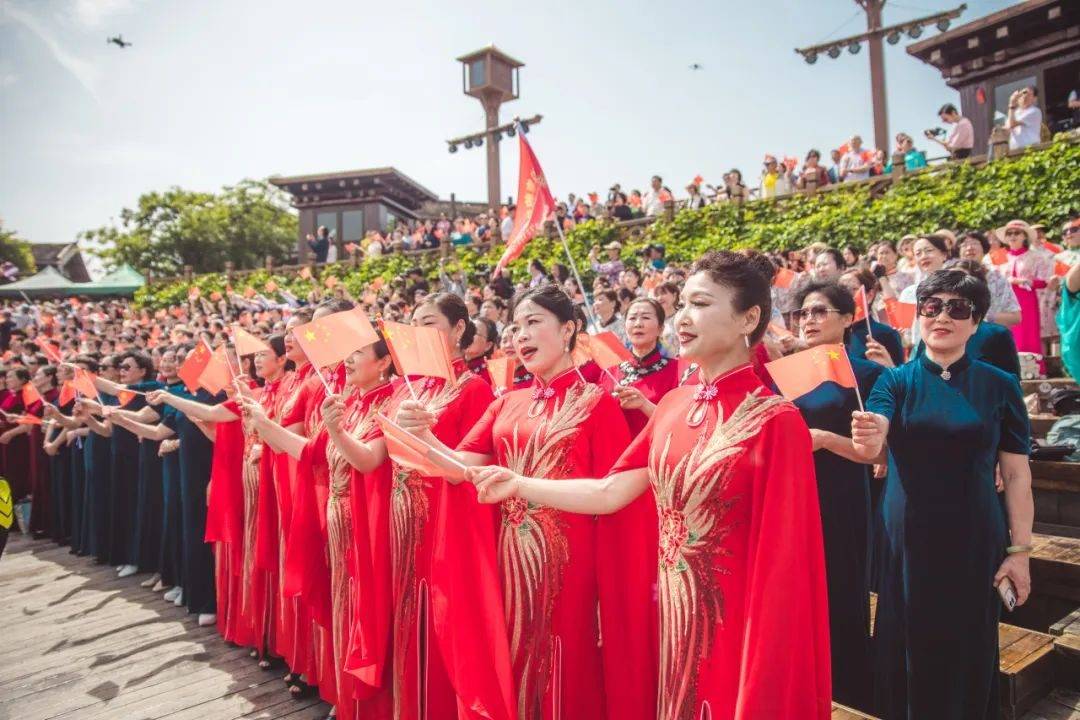 东方盐湖城:千人旗袍秀母亲节献礼祖国 展盛世风华共唱新记录