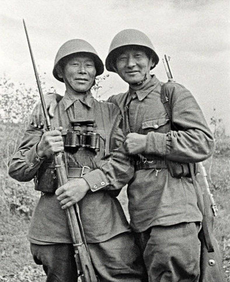 四旬黄皮肤大叔参军,却被战友轻视嘲笑,结果他狙杀367个敌人