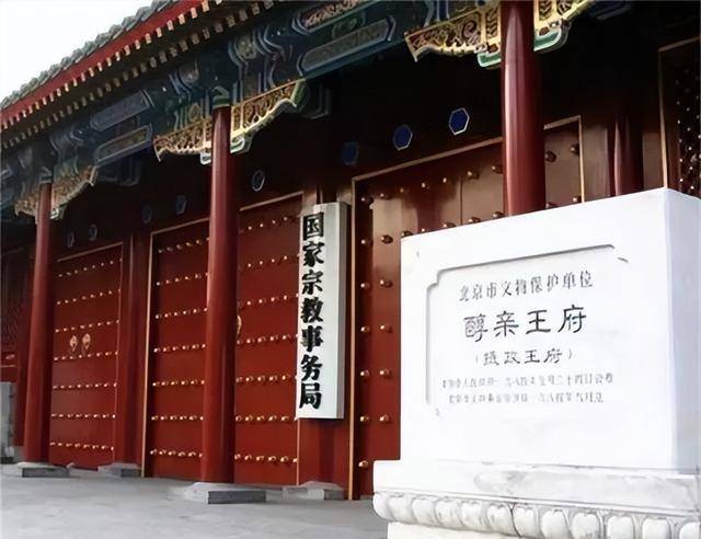 哥哥是皇帝,大伯是光绪,奶奶是慈禧,他却低调地活到2015年