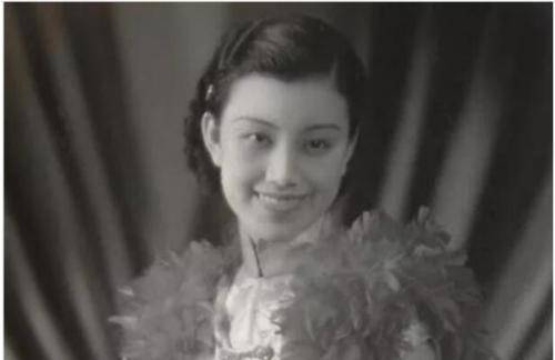 发生了意外,原来严仁美刚出生就没有头发,这让她的母亲刘承毅非常失望