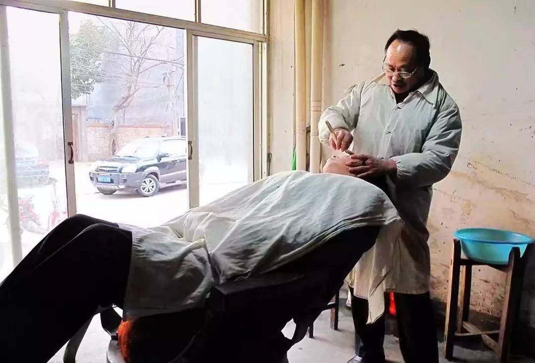 刚开始,孙胜荣是做学徒的,因为不会剪发,只能帮客人洗头,他干活很认真