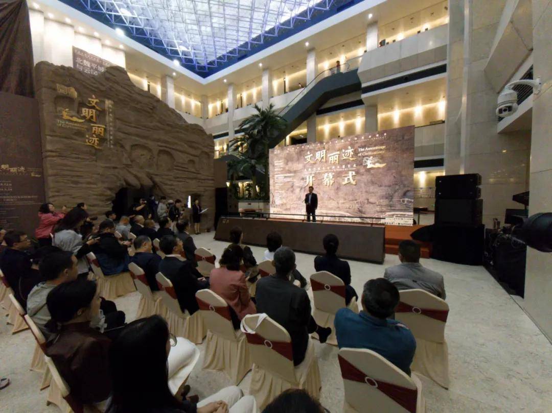 vr眼镜沉浸式体验,人机互动游戏等让观众流连忘返;在宁波美术馆,3d