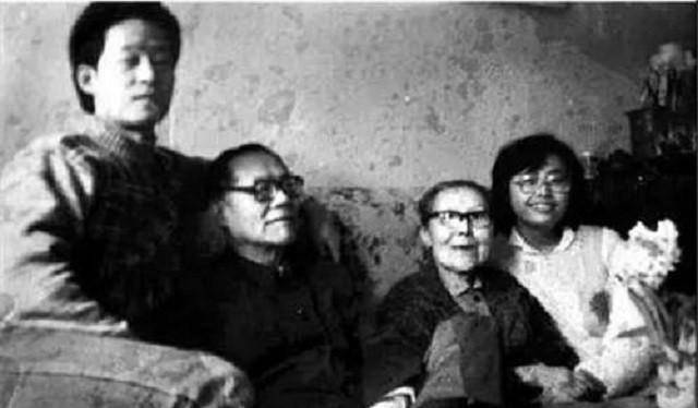 李开弟:26岁相遇,他用一块手绢和霞帔,让张爱玲姑姑苦等55年