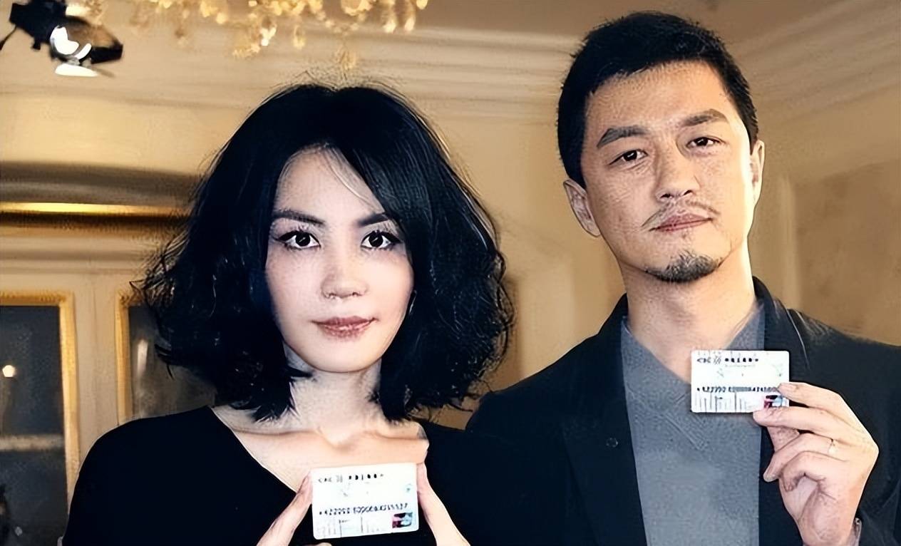 又随即跟周迅合作主演了《射雕英雄传》李亚鹏所饰演的令狐冲,打开了