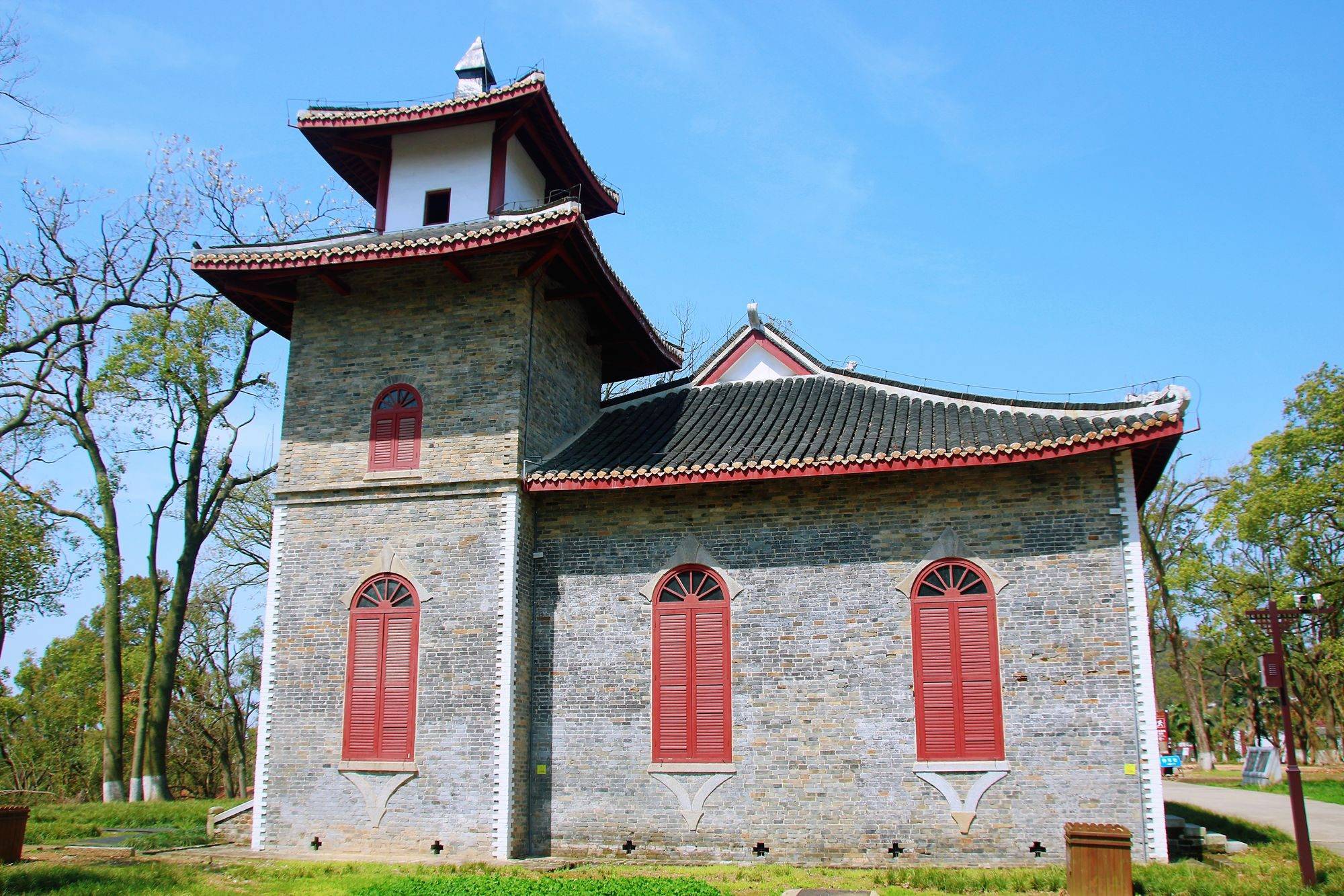 岳阳洞庭湖畔有一座湖滨大学,历史悠久,风景如画,充满文化气息