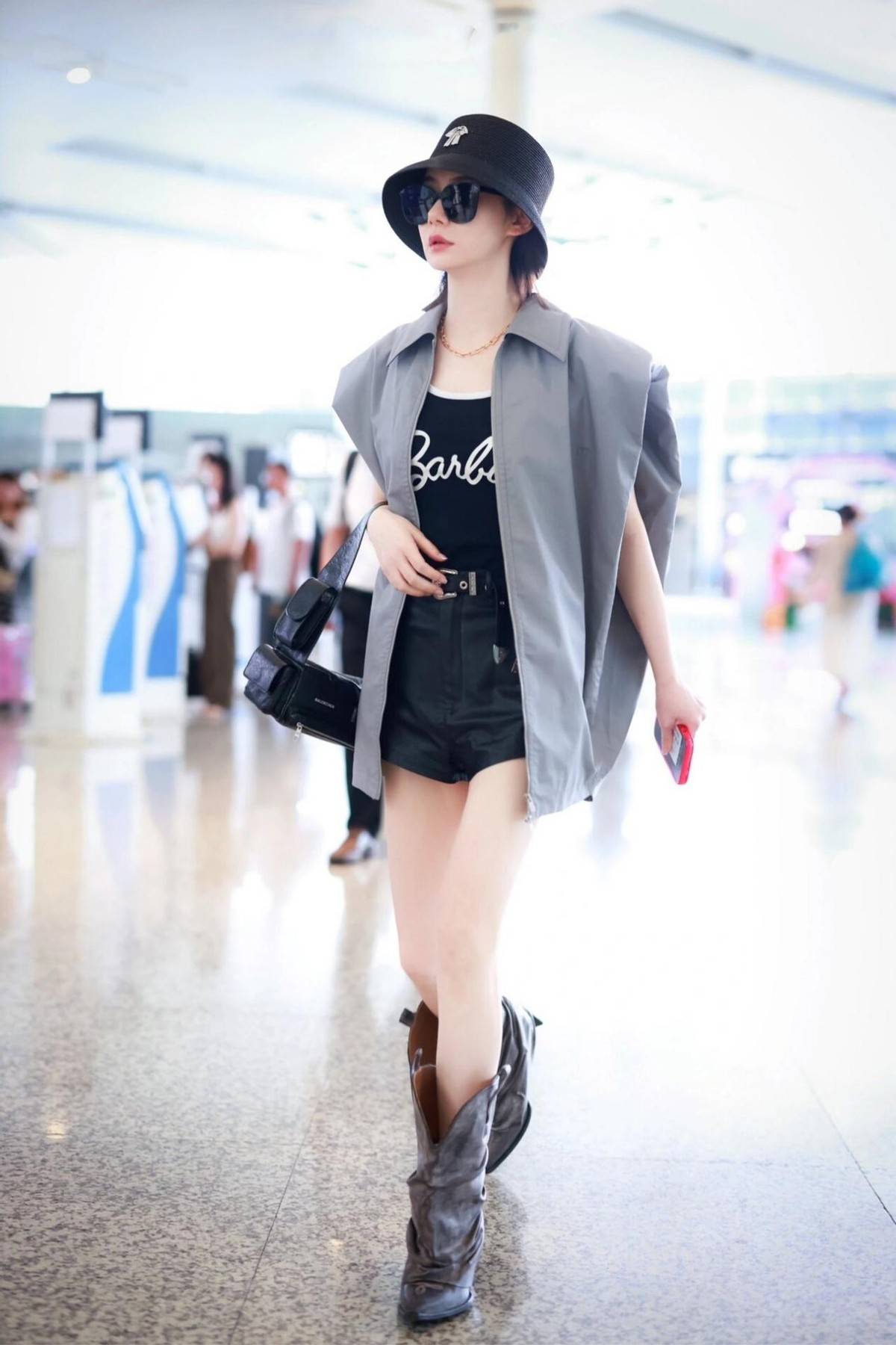 戚薇带火了美拉德新穿法:t恤 阔腿裤 运动鞋,时髦洋气又减龄_女性