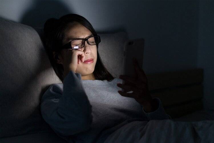 总喜欢在睡前玩手机的人,不用多久,有可能会"落下"4个毛病
