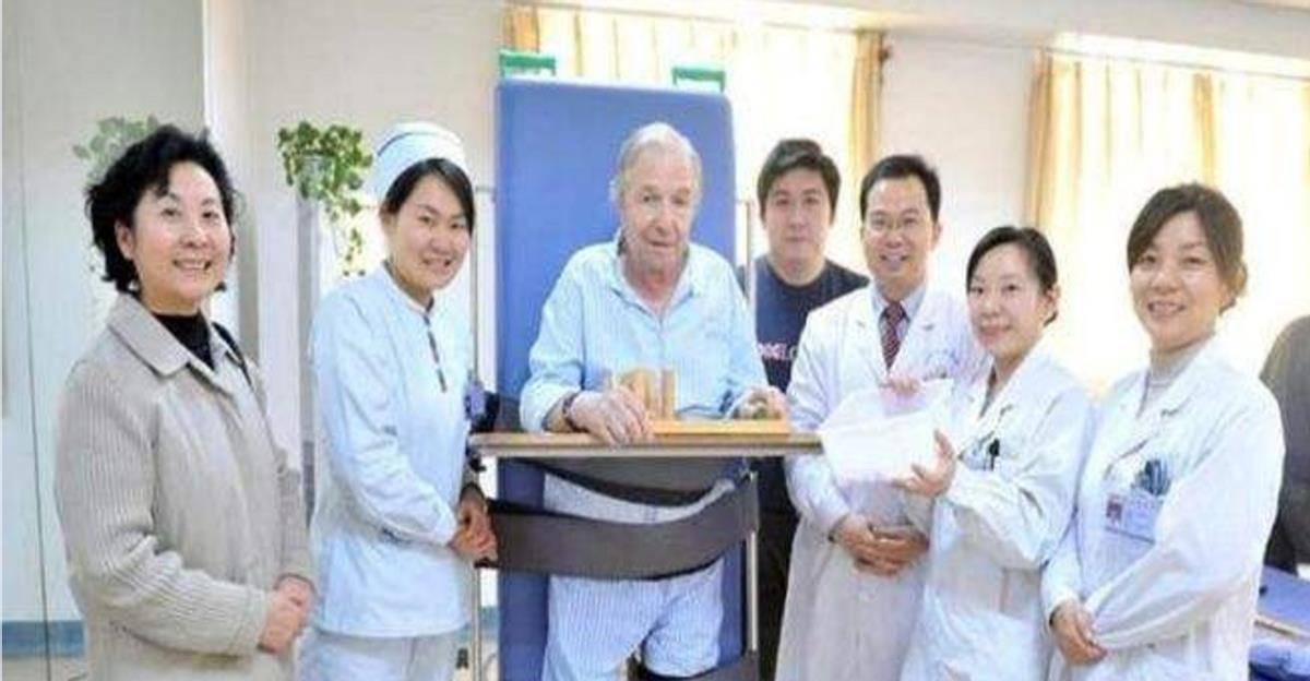 河南一小伙为报恩瑞士房东,将其接回中国赡养6年,为他养老送终_宋杨来