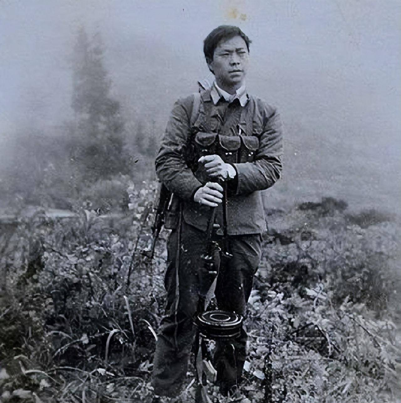 十九岁少年英雄孤身摸掉越军整个阵地,消灭56个敌人