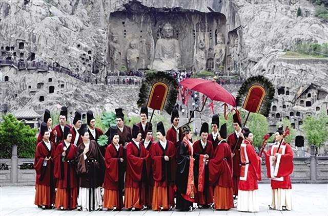 东壁,分两部分,以窟门为中心对称分布,分别刻画了北魏孝文帝,文昭皇后