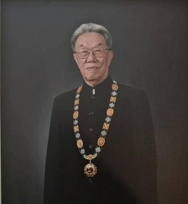 高龄少男王蒙:姐弟恋婚姻55年,发妻去世后,半月闪婚小