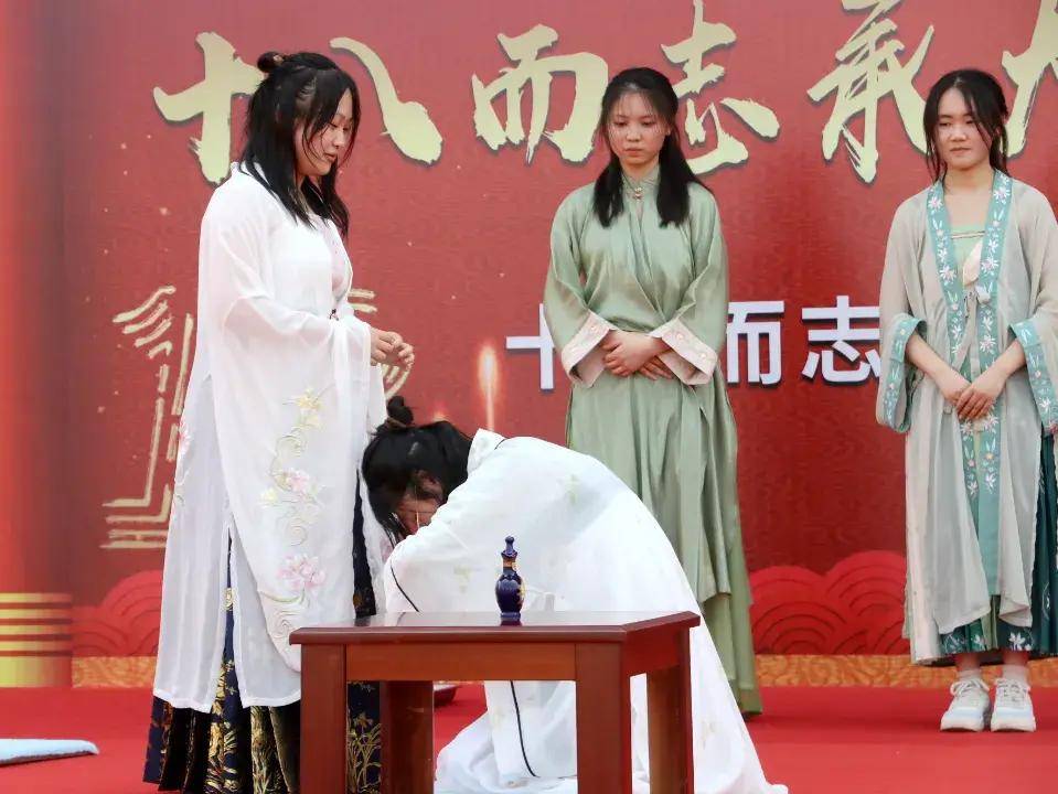 男子加冠,女子及笄,冠笄之礼是中华民族重要的文化传统.