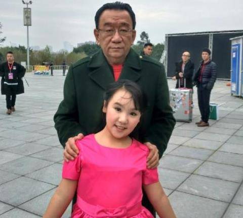 "童星"张欣怡:3岁上春晚,母患病父车祸,演出挣钱撑起整个家