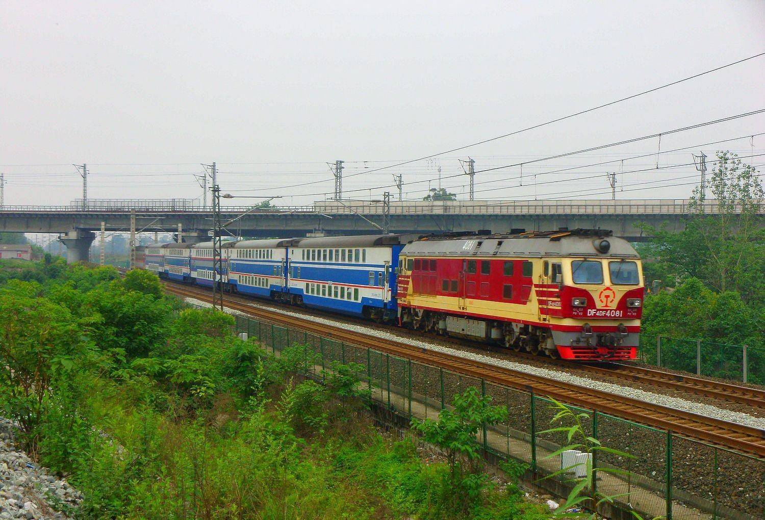 牵引过绵阳到成都城际列车达成铁路南充车站后来随着遂渝铁路的修建