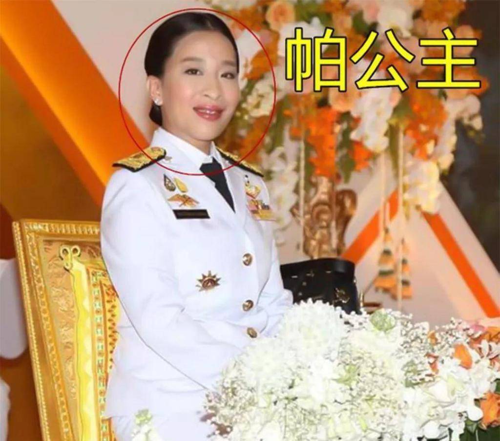 泰国大公主高情商,跪水泥地腋下全汗湿,就为在民众前给老爸捧场