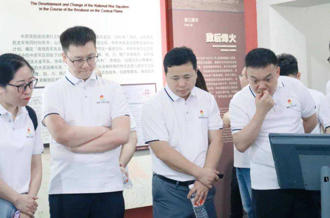 游学活动中,学员们先后走进中原突围纪念馆,湖北会馆,宣化店镇河西村