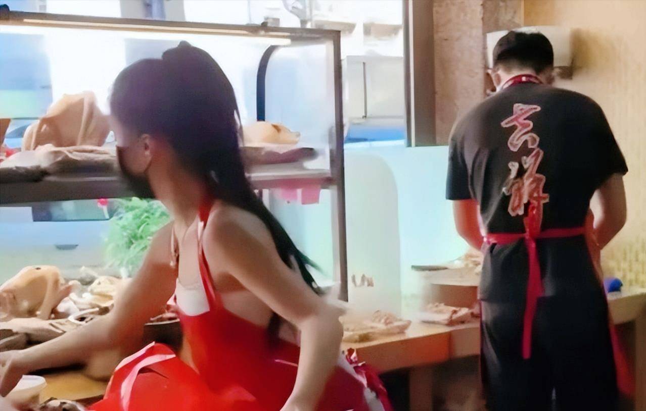 引无数顾客排队买肉,网友争议_经营_生意_美女