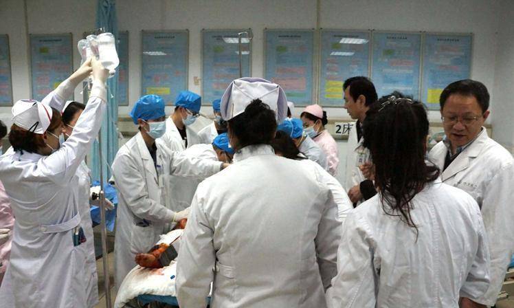 杭州司机吴斌:用31秒救下全车人,交警查看现场后感叹:他是超人