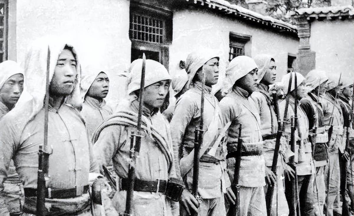 战士假扮农民,在村子里生火伪装做饭,伪军疯狂来抢,结果如何?