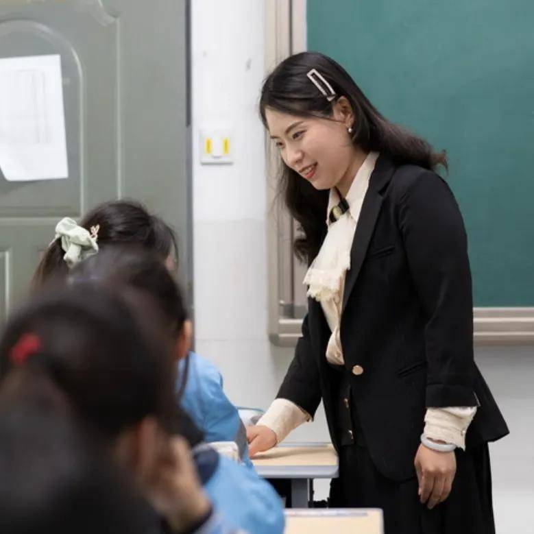艺术教研组长美术教师 严婧江苏省徐悲鸿研究会会员,南京市优秀青年