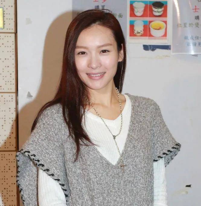 李佳芯凭借《bb来了》获得香港tvb2018万千星辉颁奖典礼最佳女主角奖.