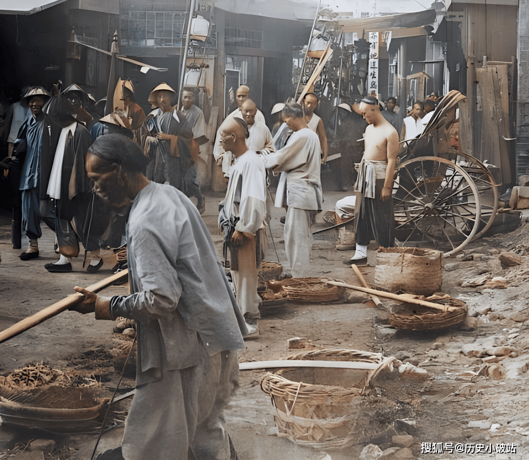 高清彩色老照片:街头聊天的小脚老太太,喀什大巴扎,南京番号为179的